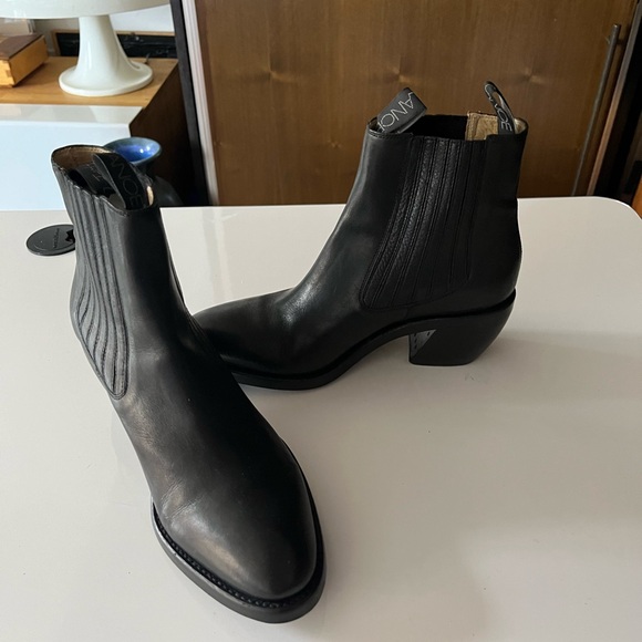 Gorgeous FREE LANCE Paris Chelsea boots size 8 - retail $1299 as new - Picture 13 of 16